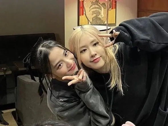 BLACKPINK Rosé 為 Jisoo 送應援車，霸氣喊話：「請照顧好姊姊！」