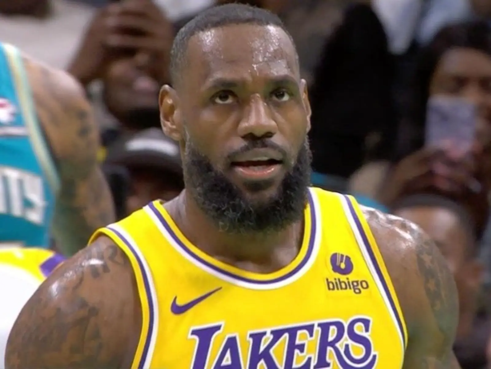 NBA／詹皇壓肩過人起飛完成霸氣強力灌籃，球迷驚呼：「這你跟我說 39 歲？」