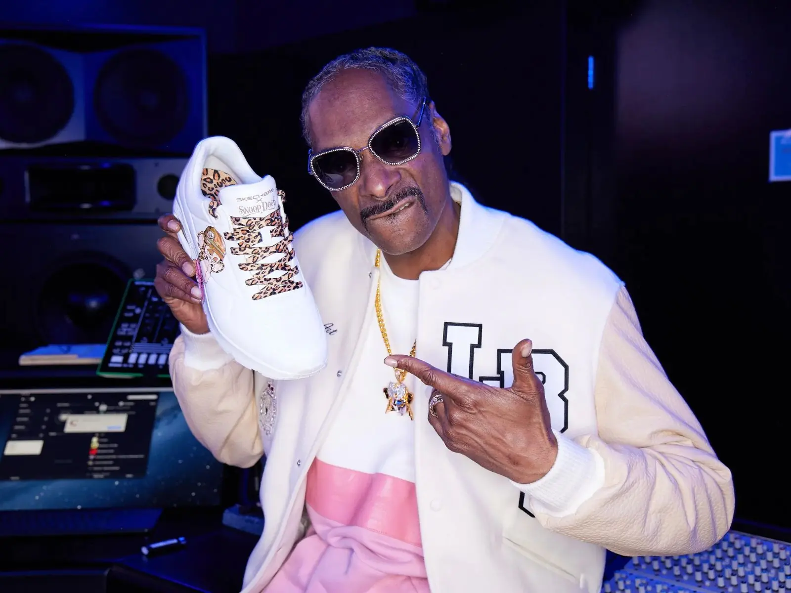 嘻哈教父Snoop Dogg 史努比狗狗教你怎麼玩！ 嘻哈玩家都要來雙 SKECHERS X DR.BOMBAY，瞬間帶你進入超 Chill 狀態！