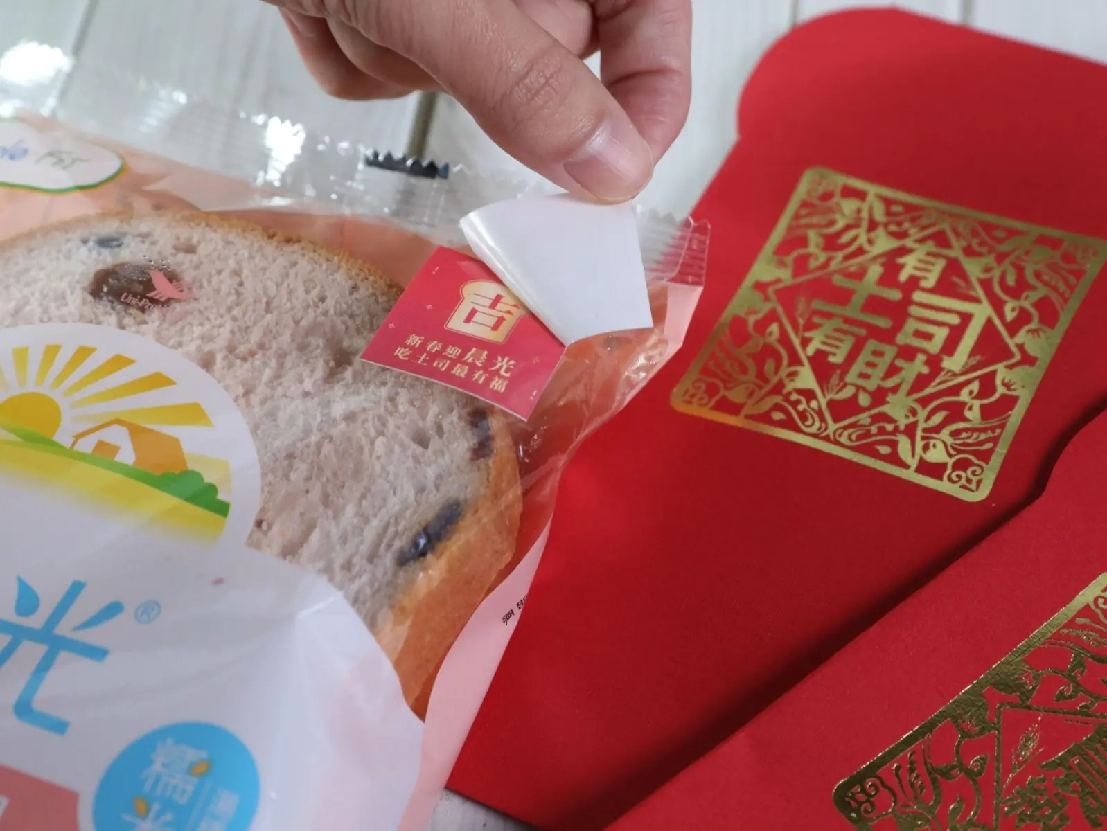 超商「龍年開運食物」大玩諧音哏！「有土司有財」讓消費者笑出來秒買單