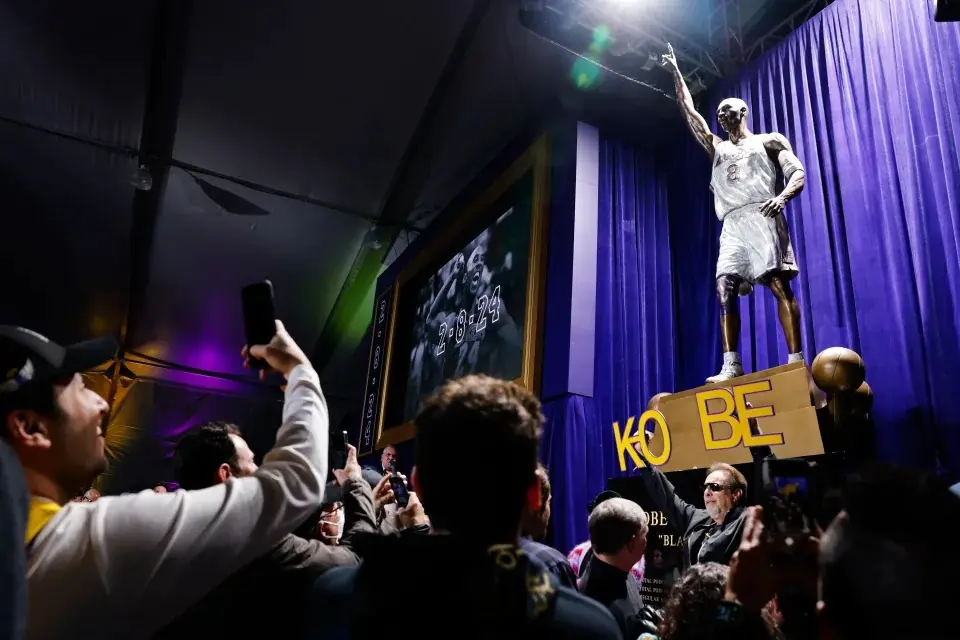Kobe Bryant 首座紀念雕像致敬 81 分經典戰役！Vanessa 透露「本人親自挑選動作！」