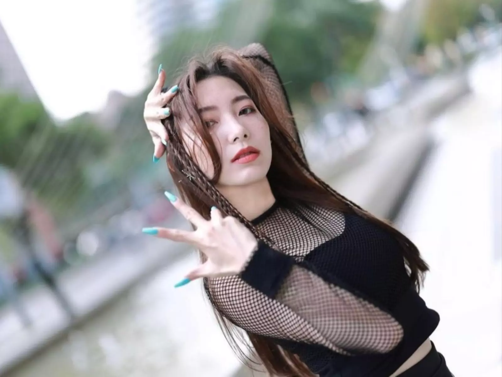立法院正妹因神似啦啦隊女神林襄爆紅，你各位想要的 IG 也神到啦！【野生抓正妹】