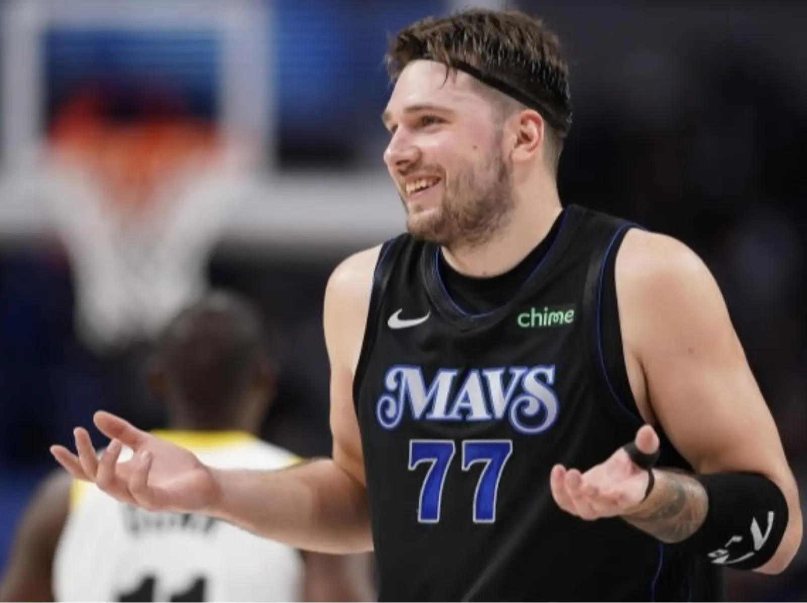 NBA／Luka Doncic 超狂「背後長傳」驚豔球迷，直接預定年度最佳助攻！