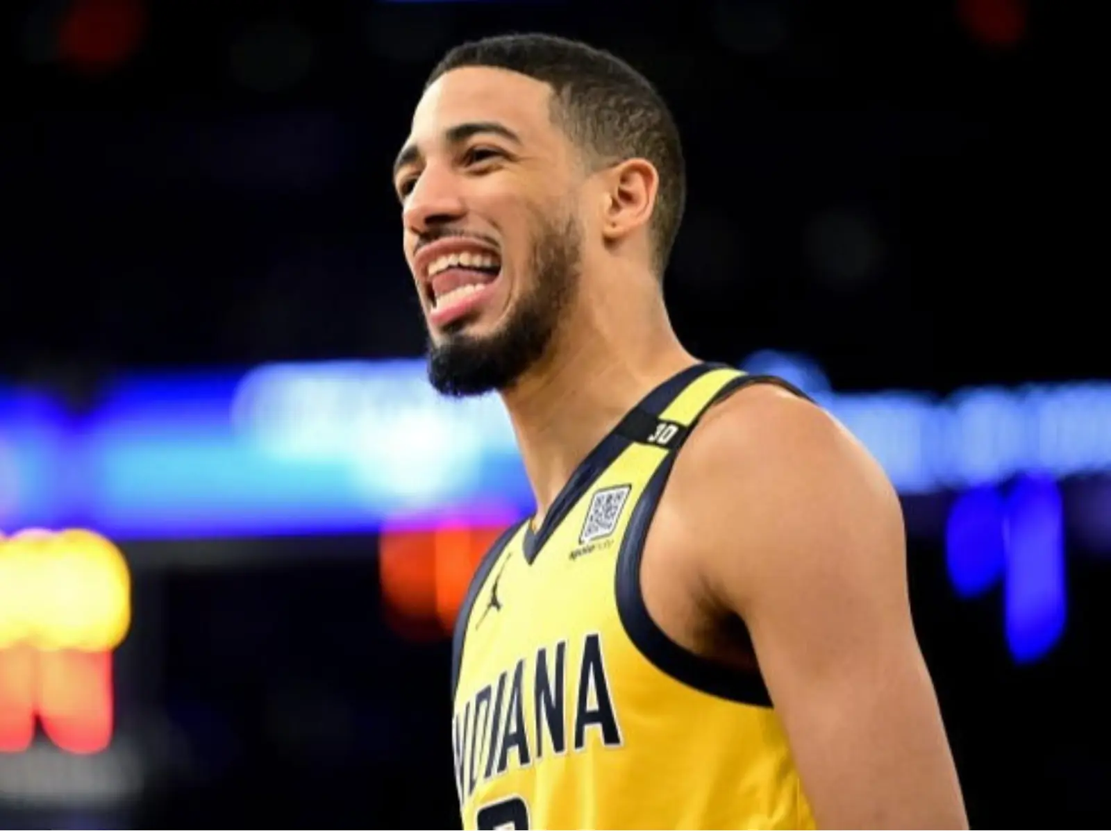 NBA／Tyrese Haliburton 大秀「三分線外砸板接球長傳」助攻，炫到以為是在打電動！