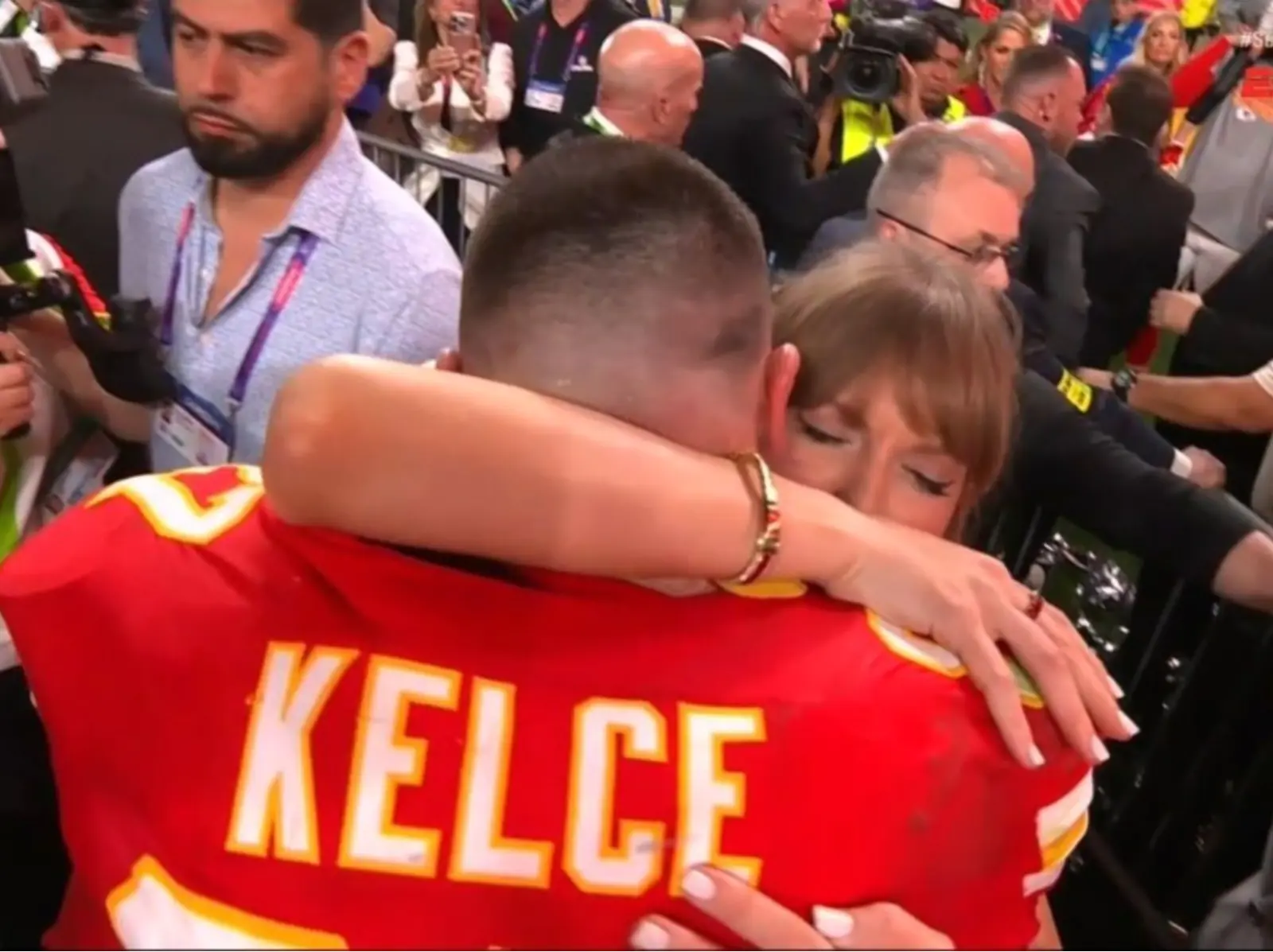 酋長勇奪 NFL 超級盃冠軍 2 連霸，泰勒絲擁抱男友 Travis Kelce 獻上激情擁吻！