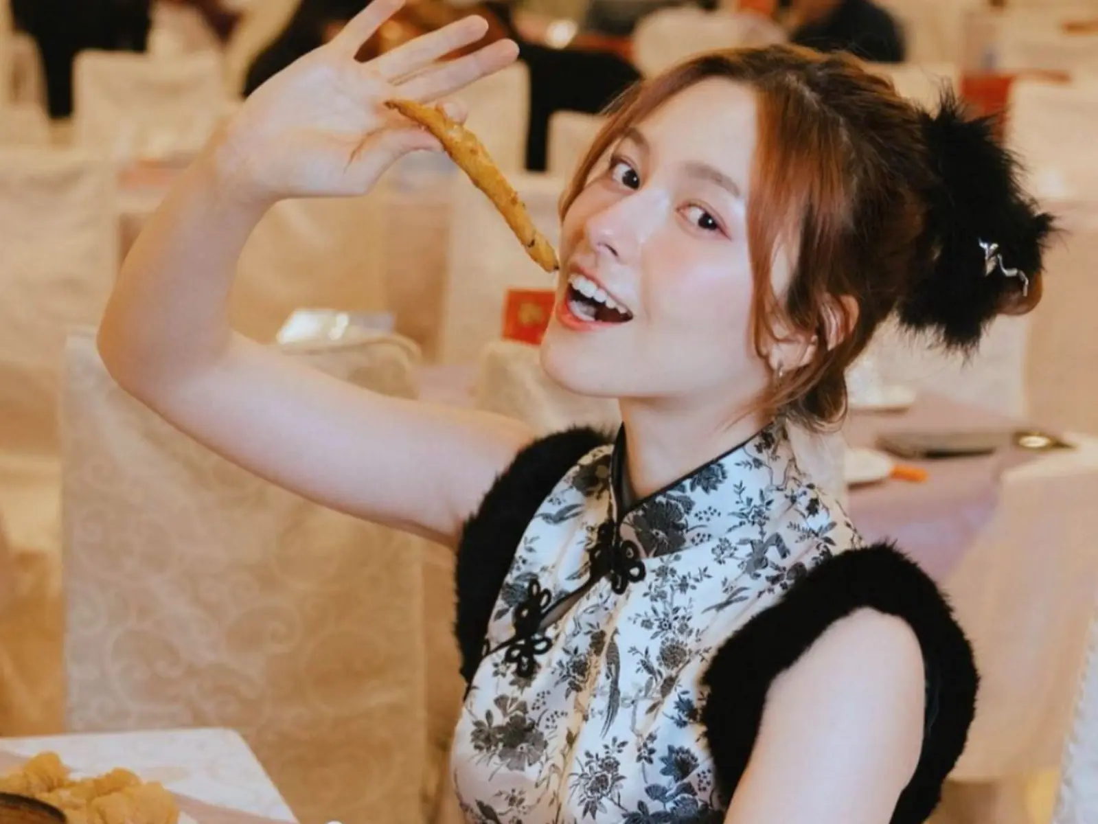 混血正妹 YouTuber 「唄姬」穿超高衩旗袍拜年，性感美臀若隱若現讓人凍未條！【野生抓正妹】