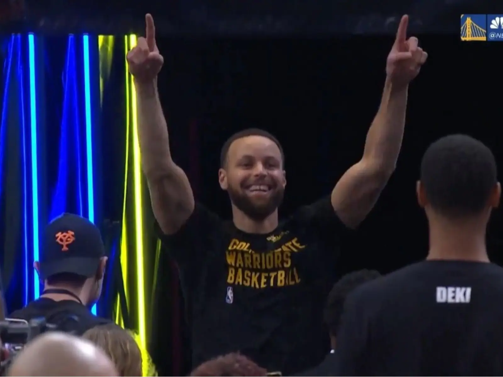 NBA／Stephen Curry 休息室通道入口處飆進超大號三分球，全場球迷驚嘆：「已經不是人類！」