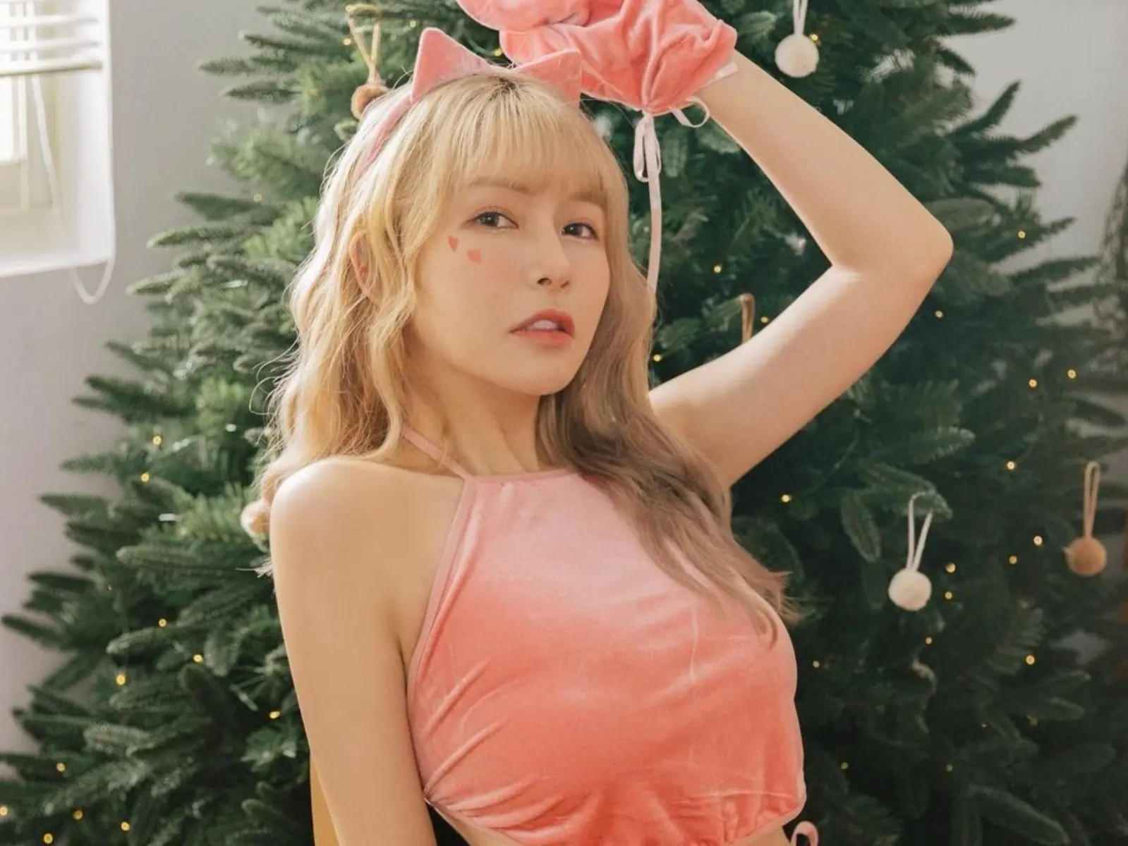 「隱乳女神」阿樂白 T 暗藏豐滿猛料！下一秒竟可愛崩壞，網暈翻：「又正又恥怎麼可以！」【野生抓正妹】