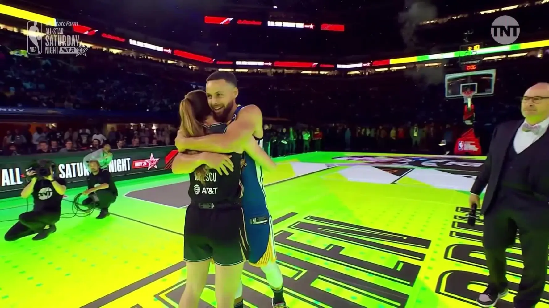 NBA／Stephen Curry 擊敗 Sabrina Ionescu 奪三分球大賽冠軍！