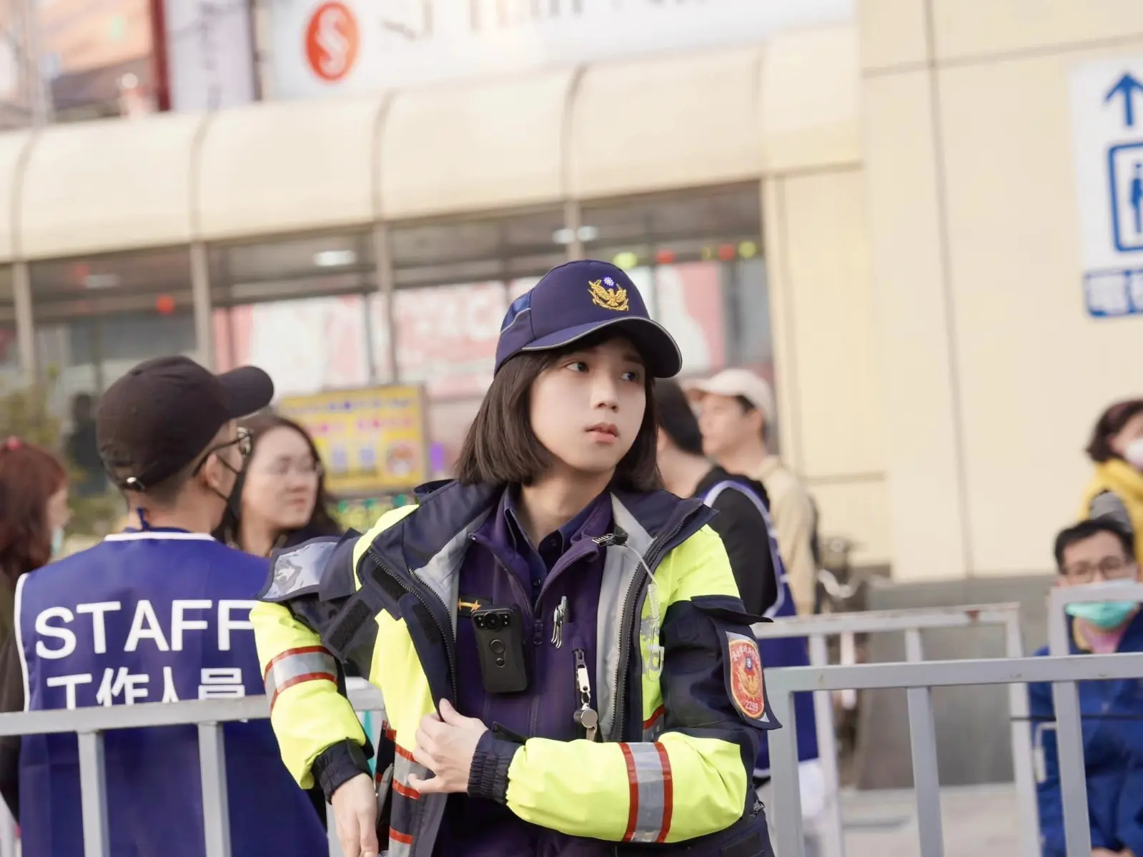 燈會現場驚見正妹女警執勤，甚至還神似南韓女星秀賢引熱議！【野生抓正妹】