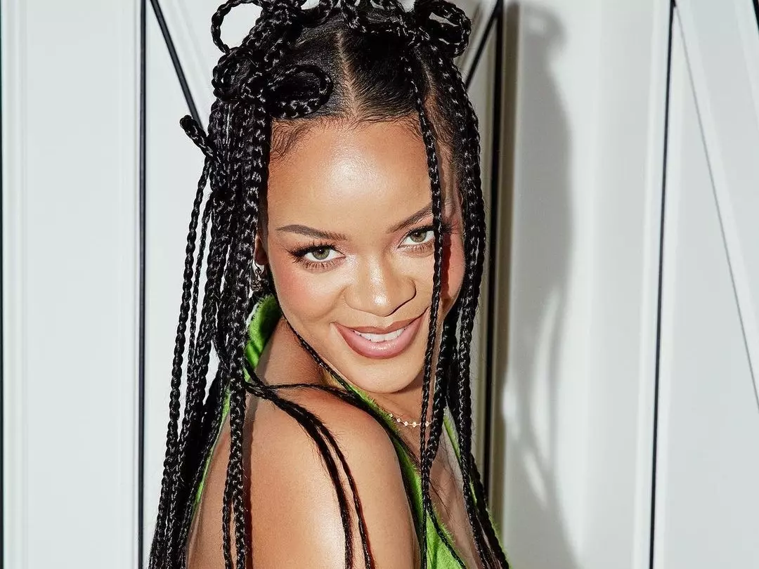 蕾哈娜 Rihanna 現身上海！昔日疑似吸Ｘ影片曝光，本人憤怒：「捏鼻子不代表在吸！」