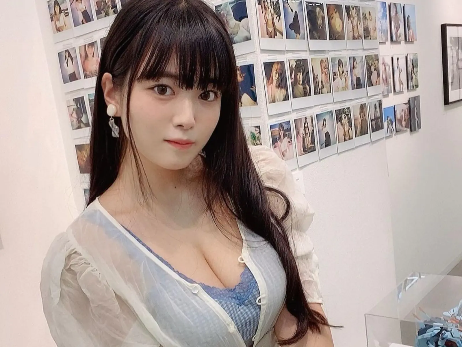 「日本鋼彈女王」東雲海泡湯辣曬重量級惹火身材！「泳裝吸水猛滑落」吸萬人狂看！【野生抓正妹】