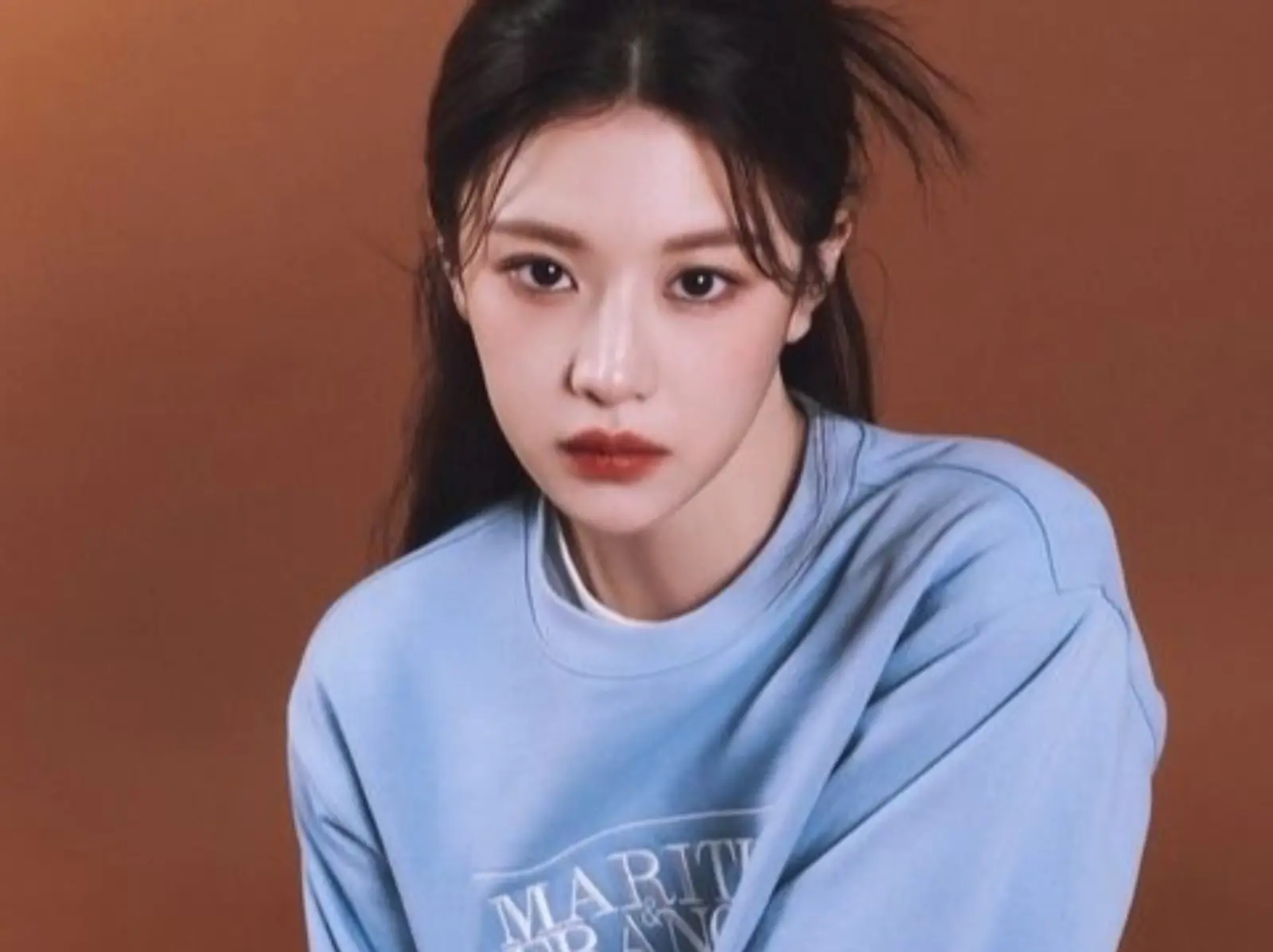特搜 5 個大學 Tee 推薦品牌！連 BLACKPINK、NewJeans、高允貞⋯都爭相入手！