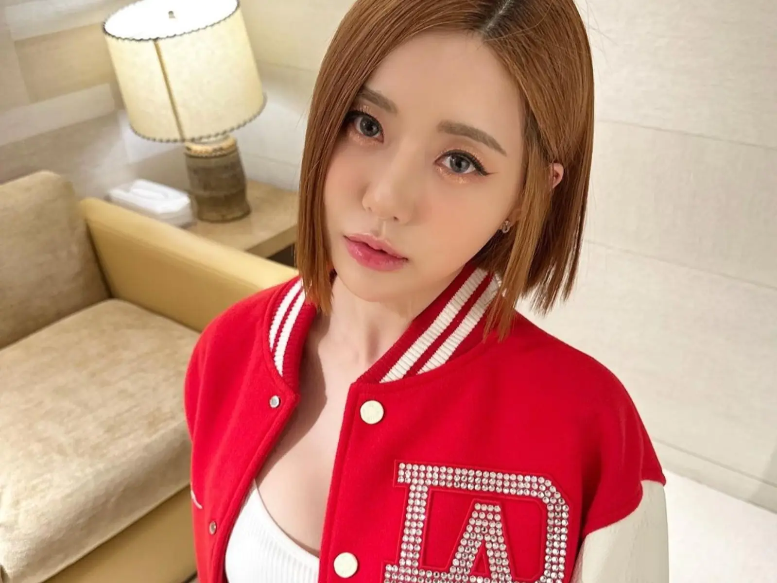 DJ SODA 私密泡湯畫面流出！「單裹浴巾」一起身火辣曲線全看光！【野生抓正妹】
