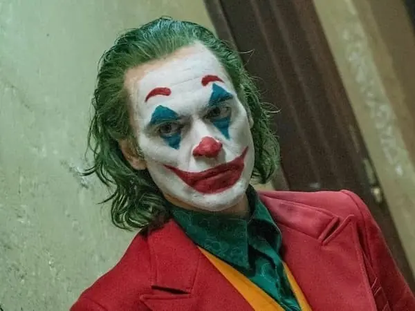 DC《小丑 2》上映引熱議！電影拍攝預算破億、瓦昆菲尼克斯 Joaquin Phoenix 片酬從 450 萬漲到千萬！