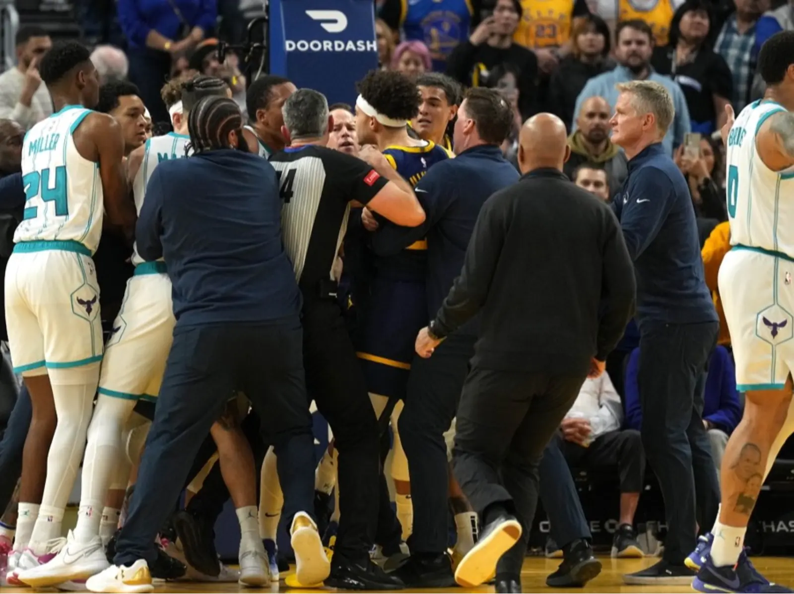 NBA／勇士、黃蜂爆發激烈衝突！Lester Quinones 無視潛規則硬要上籃成導火線！