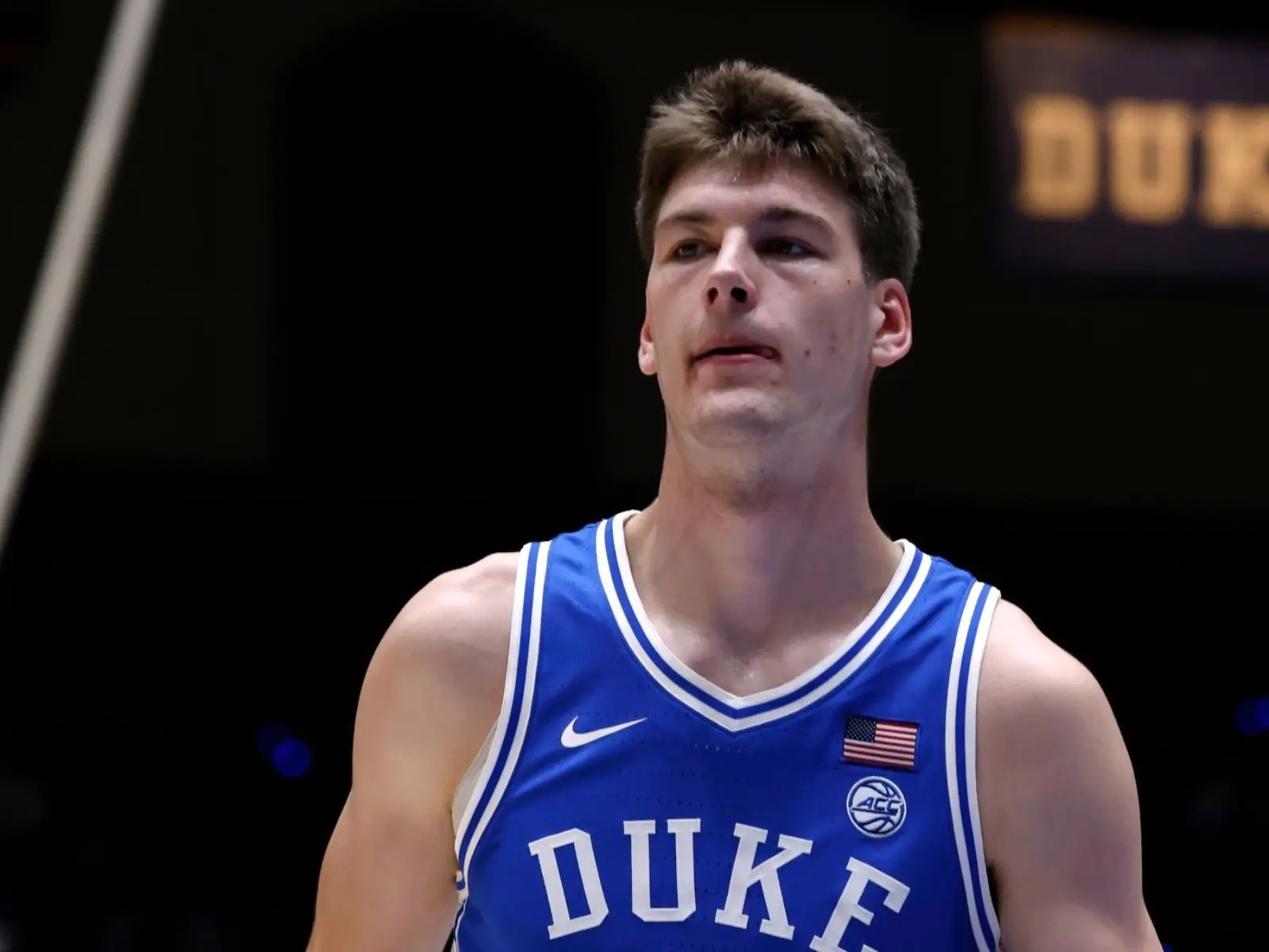 NCAA 球迷衝進場內慶祝，杜克大學球員 Kyle Filipowski 被撞到腳踝受傷遭攙扶離場！