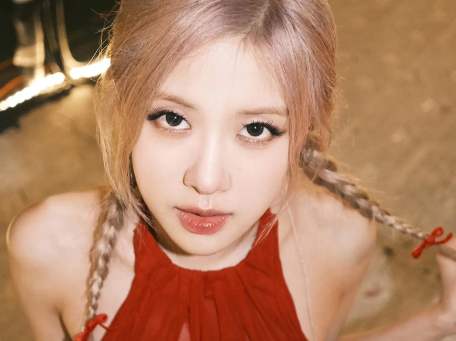 BLACKPINK Rosé 粉絲遭推擠跌倒，「一舉動」引網大讚人品極佳！