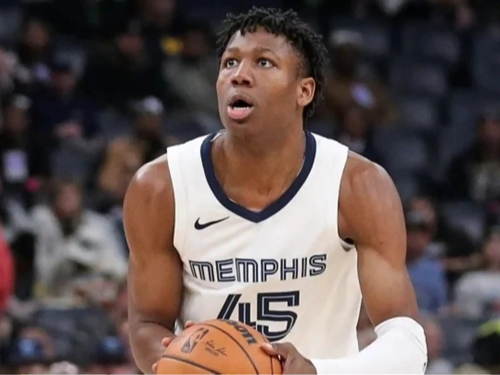 NBA／灰熊 GG Jackson 籃下假動作欺敵老半天，最終仍被對手狠蓋火鍋！
