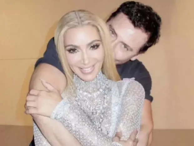 金卡戴珊 Kim Kardashian 顏值再進化！被男人擁抱露甜笑，遭網友酸：「好像外星人！」
