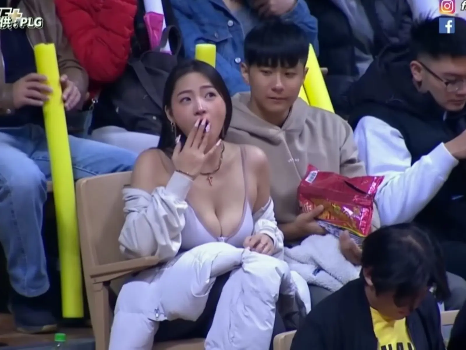 正妹女球迷穿「超深 V 小背心」大秀火辣身材，還被網友神出 IG 引起朝聖熱潮！【野生抓正妹】