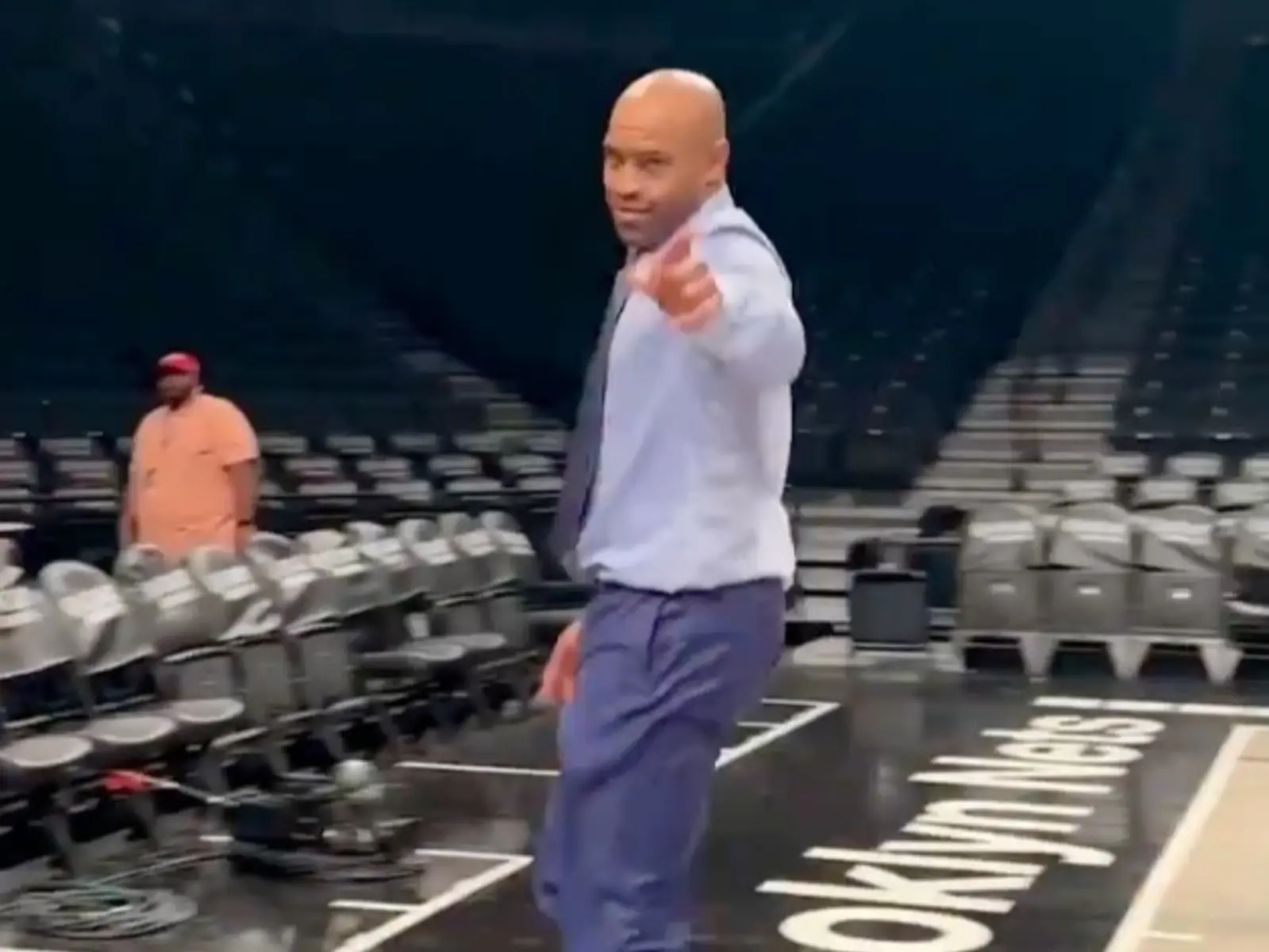 NBA／47 歲 Vince Carter 穿西裝照樣大秀單臂爆扣，「半人半神」不是叫假的！