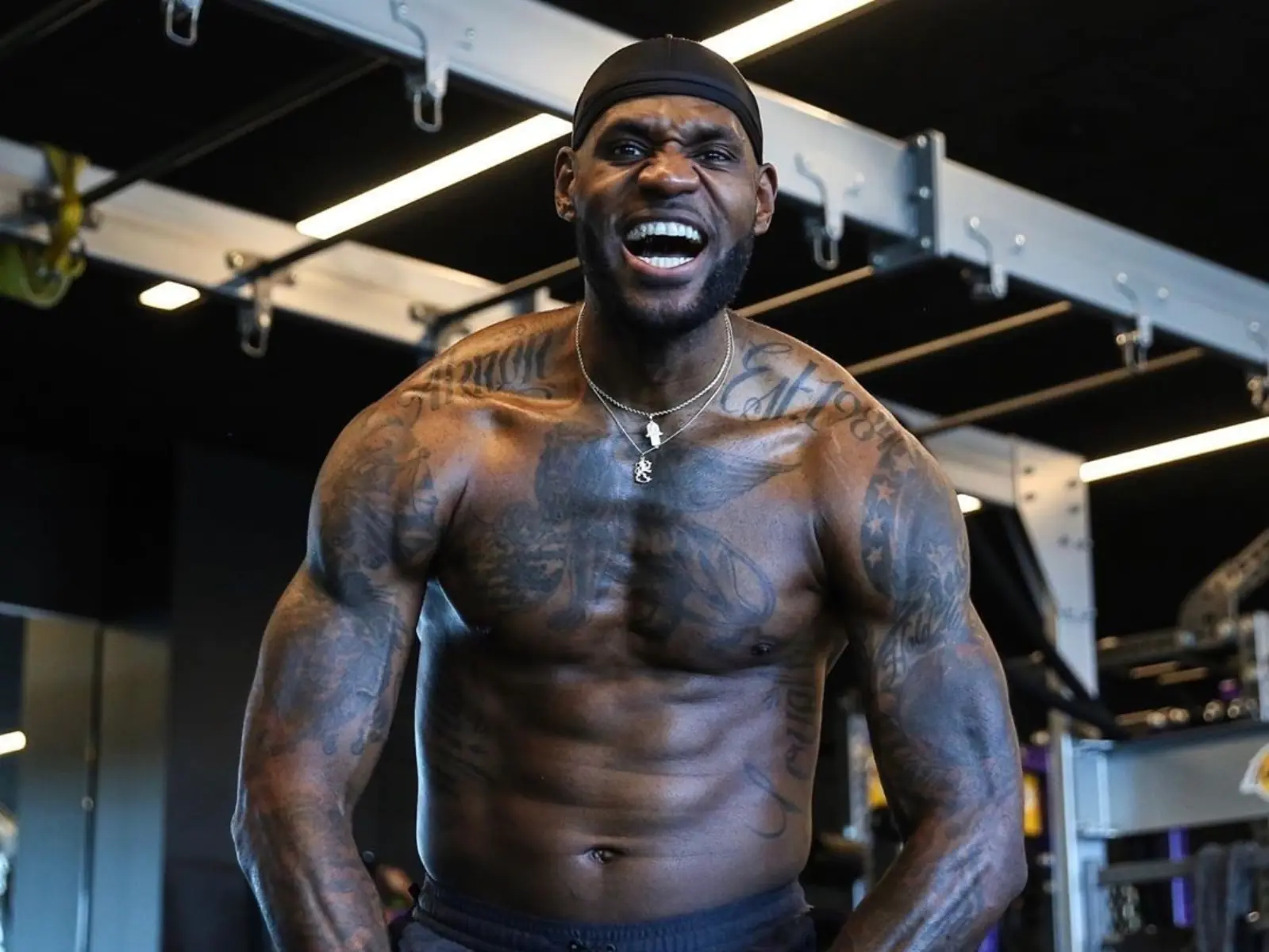 揭開 NBA 詹皇「超狂自律生活」：每年砸 4 千萬保養身體、不吃紅肉、不搞緋聞！