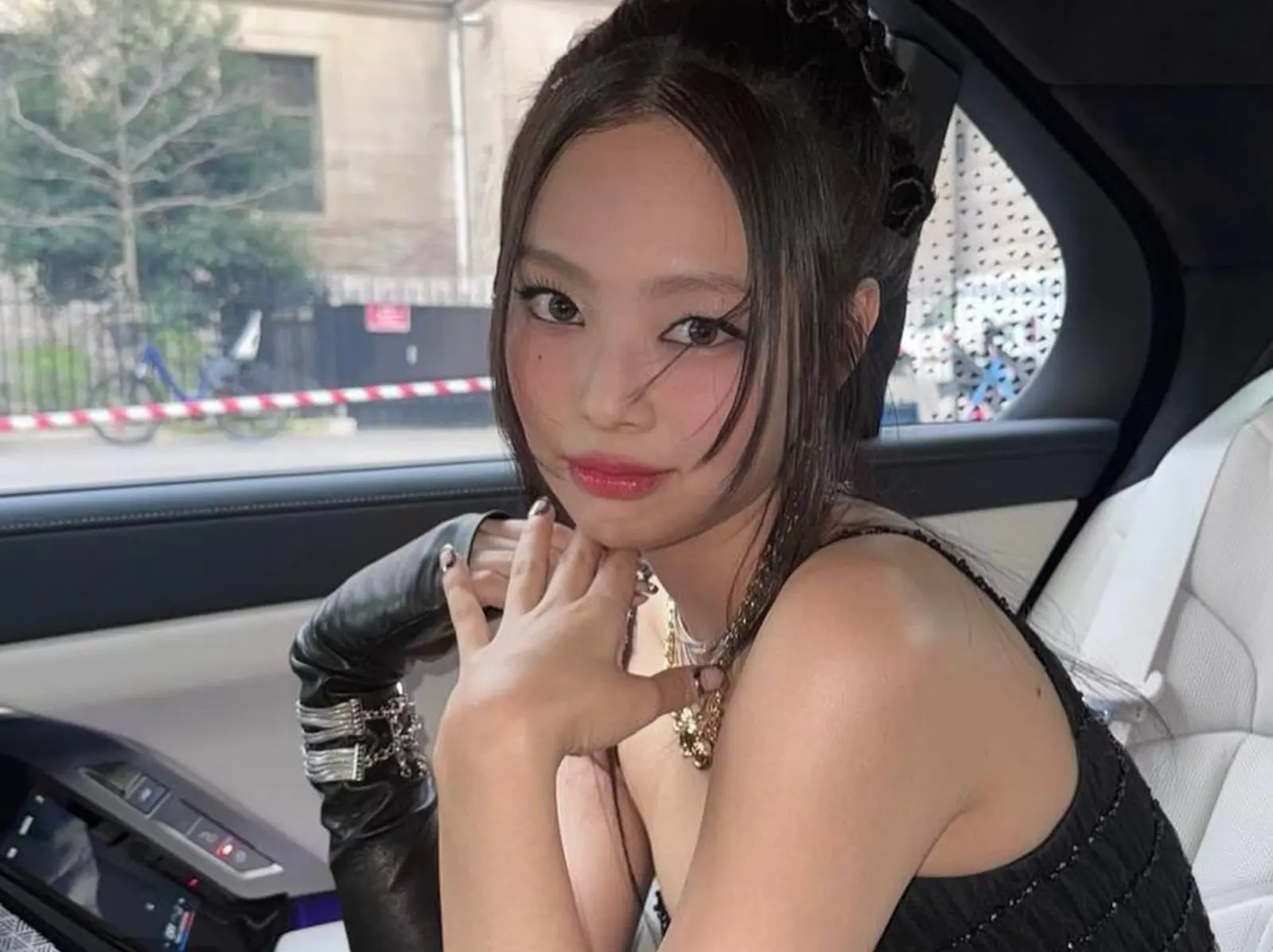 BLACKPINK Jennie 性感亮相巴黎時裝週 Chanel 香奈兒大秀！網讚：「離開 YG 更美了！」
