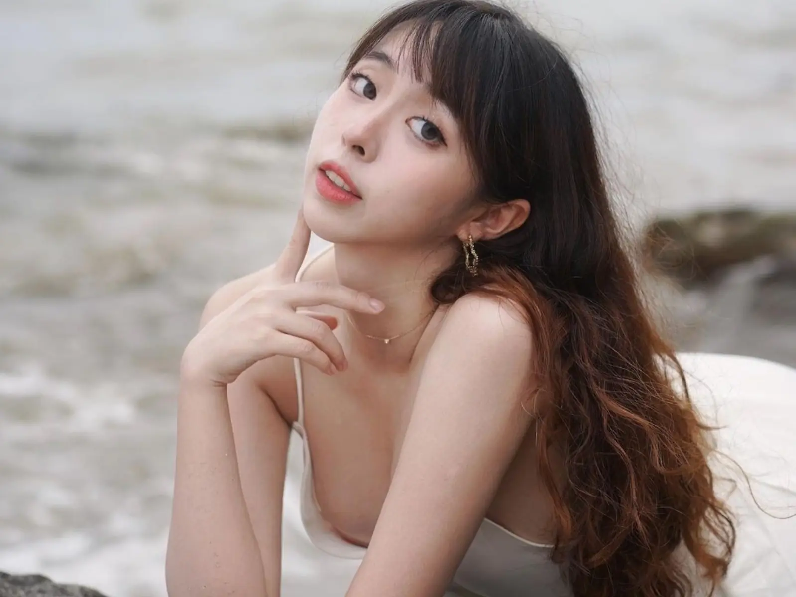 「醫學系女神」Holly 雪地只穿 CK 不怕冷！超火辣身材放送，網友求：「幫止血！」【野生抓正妹】