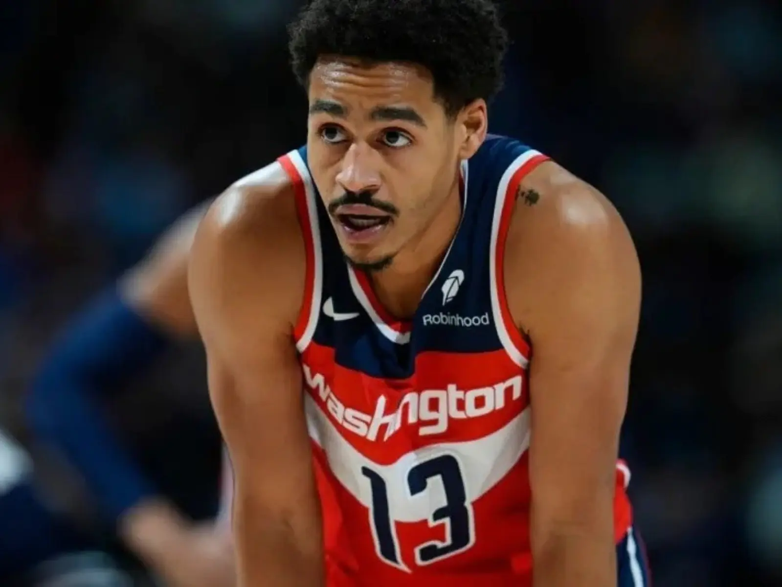 NBA／Jordan Poole 快攻跌倒在地，竟疑似想「坐著投籃」讓場邊球迷都看傻！