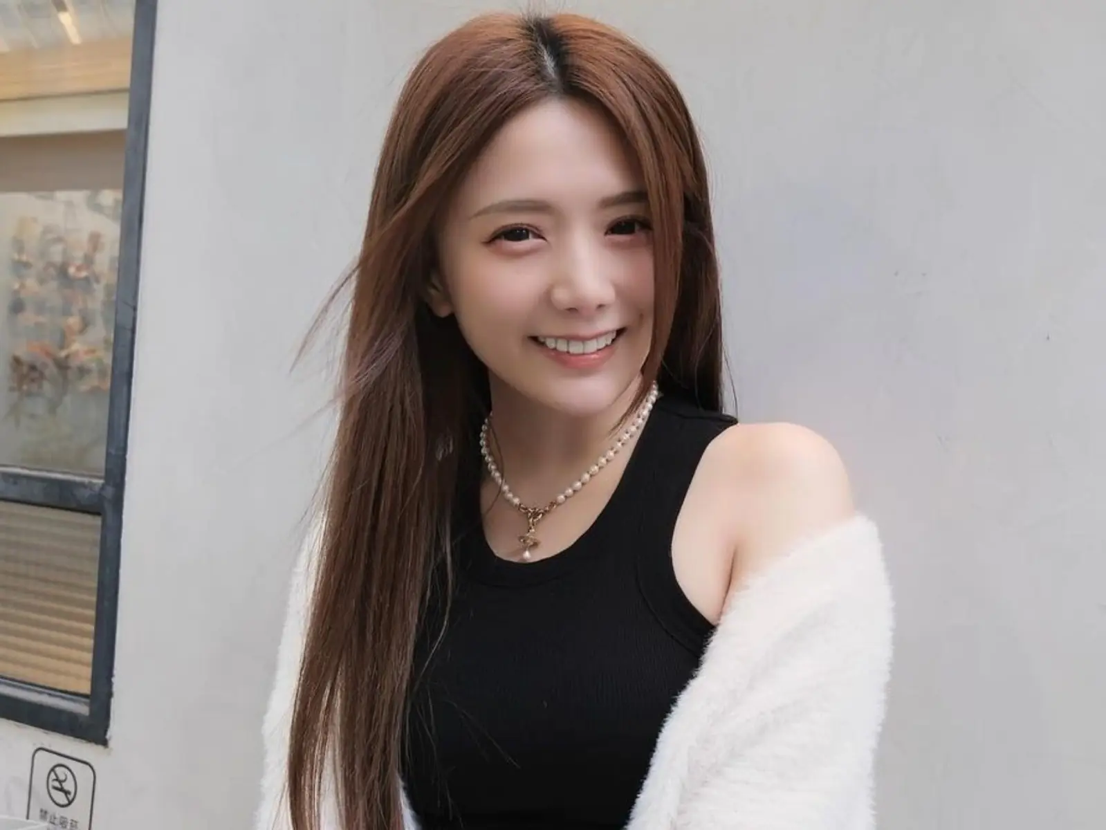 女星解婕翎推出全新寫真！火辣週邊掛軸曝光，網友嗨喊：「這次看起來也是滿實用的！」【野生抓正妹】