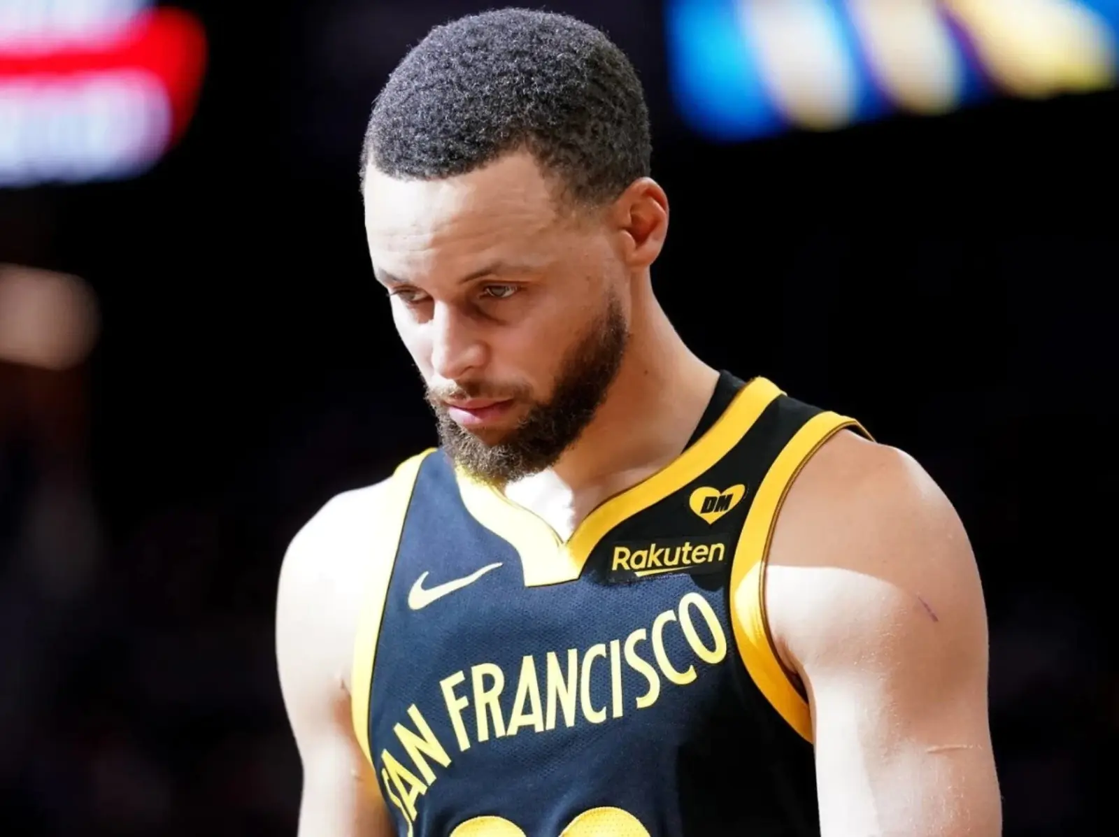 NBA／Stephen Curry「扭傷腳踝」驚悚畫面曝光，傷勢嚴重情況仍有待評估！