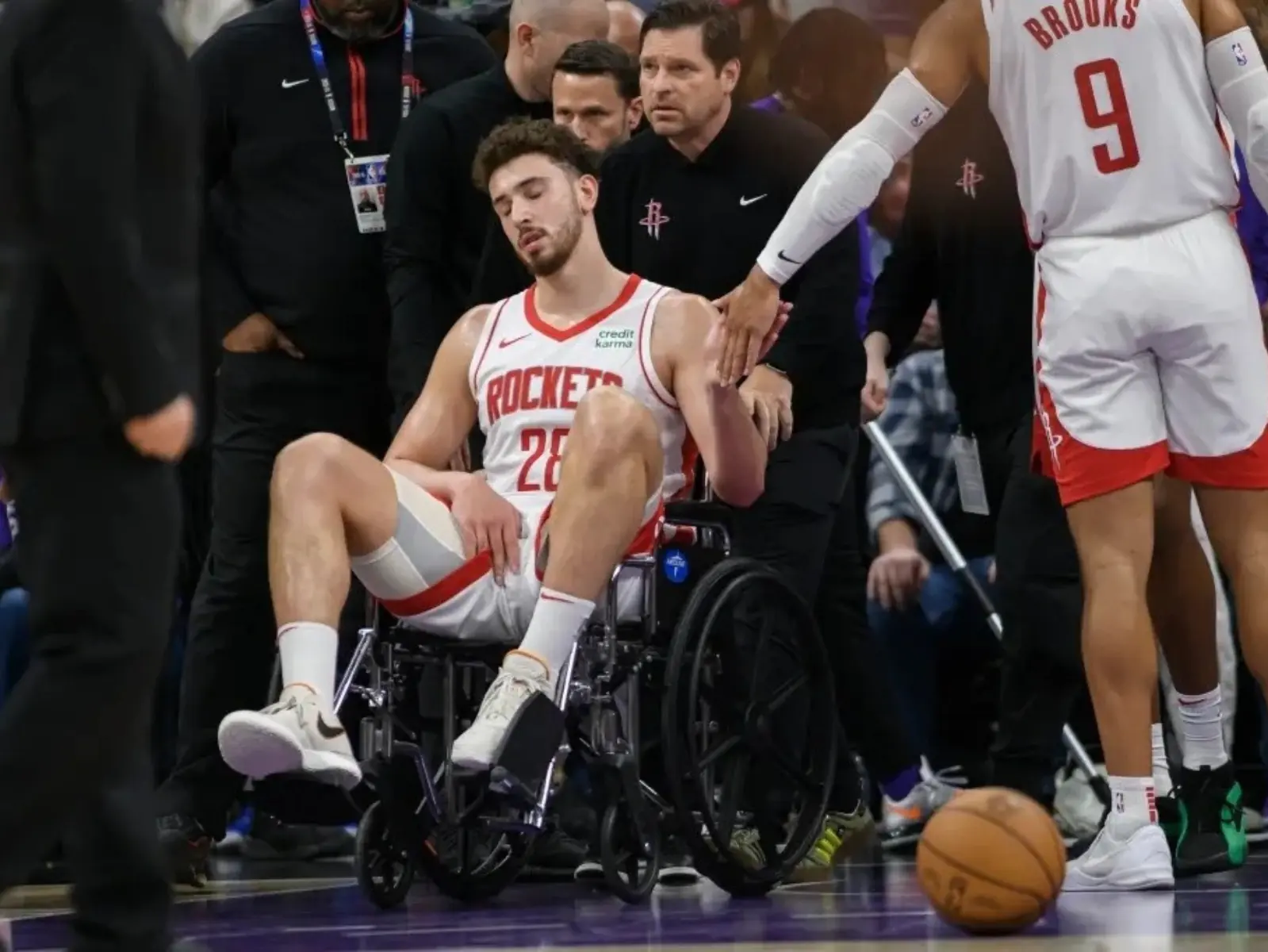 NBA／Alperen Sengun「右膝扭傷」驚悚畫面曝光，坐輪椅提前退場雙手抱頭崩潰！