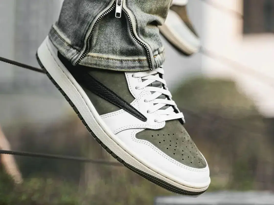 Travis Scott x Air Jordan 1 Low OG 