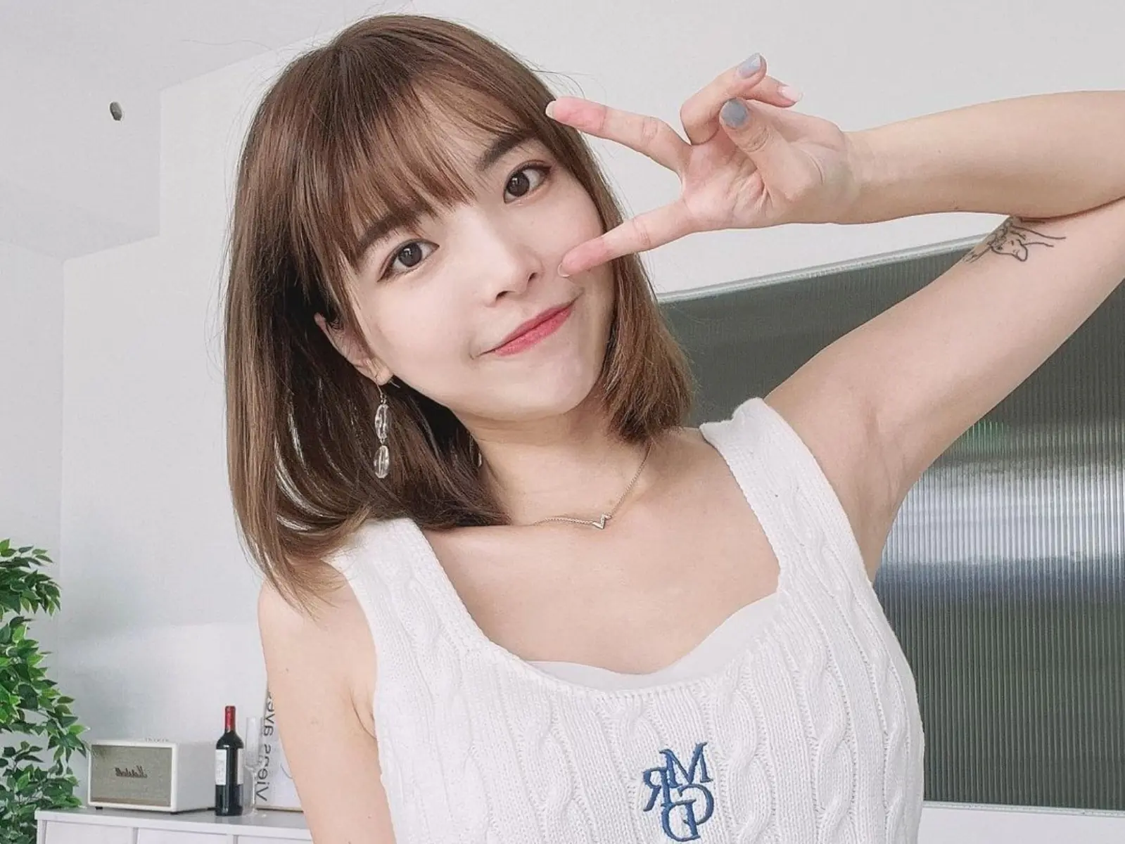 YouTuber「一隻阿圓」馬爾地夫大解放！比基尼大秀火辣曲線喊：「不管了！」【野生抓正妹】