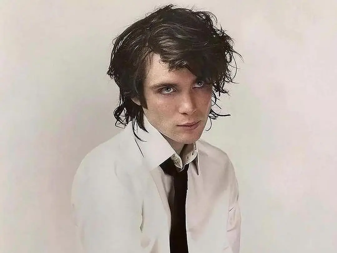 席尼墨菲 Cillian Murphy 昔日雜誌舊照遭扒！網友驚呼：「到底在 emo 什麼？」
