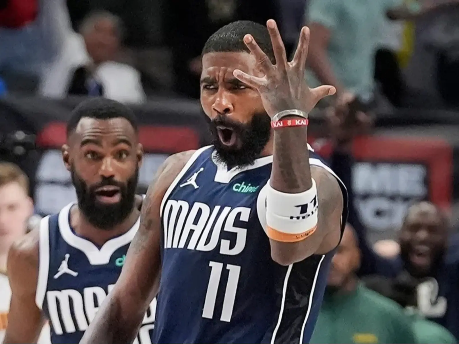 NBA／Kyrie Irving「左手拋投絕殺」帥炸，詹皇忍不住讚嘆：「你太瘋狂了！」