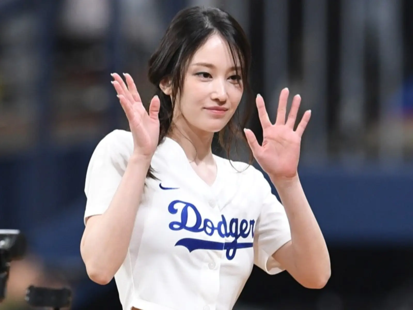 「韓國影后」全鐘瑞擔任 MLB 洛杉磯道奇首爾熱身賽開球嘉賓，緊身瑜珈褲大秀曼妙身材引網議！