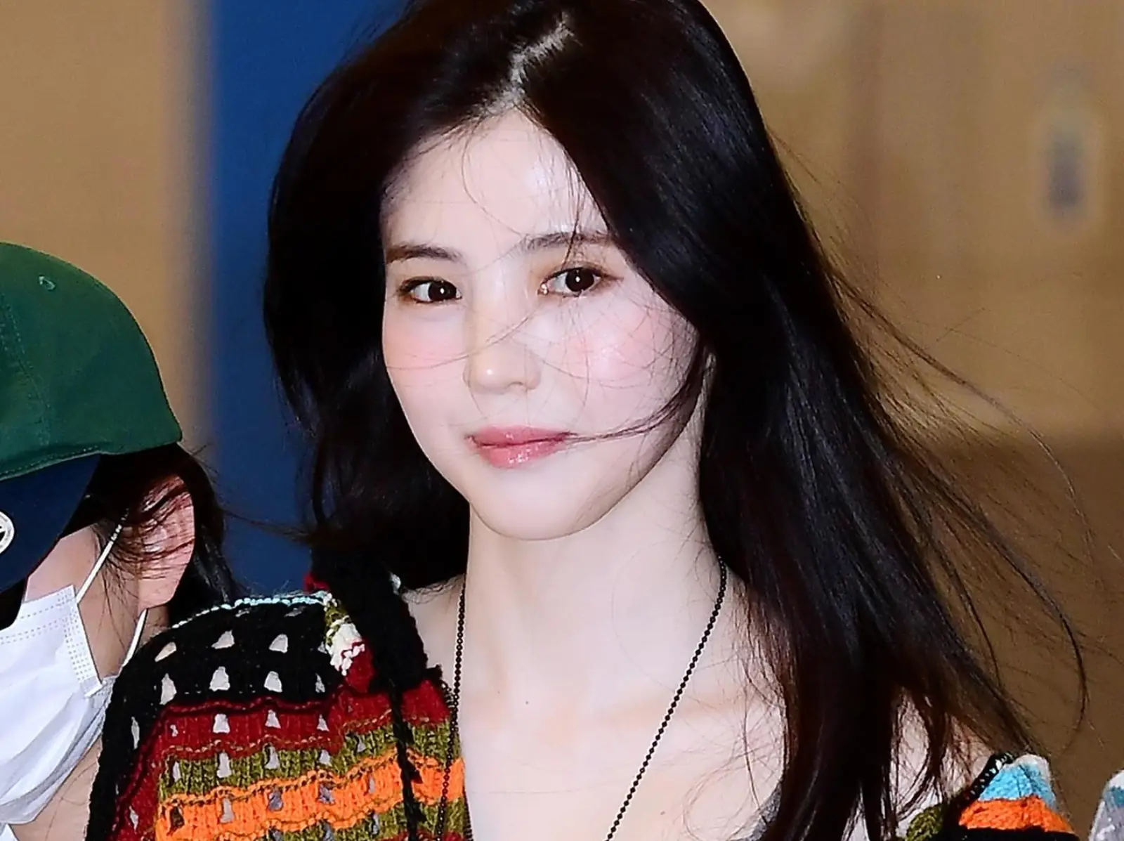出國搭飛機怎麼穿？學 BLACKPINK、韓韶禧⋯3 大「機場穿搭」重點，好看又舒適！