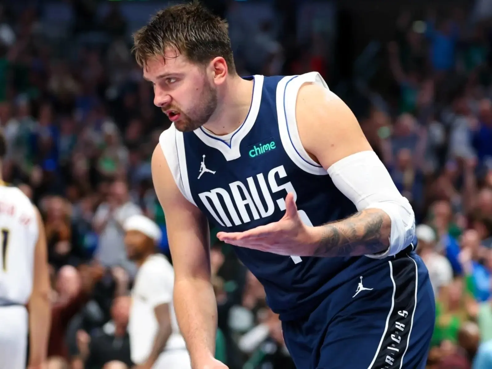 NBA／Luka Doncic 上演超狂「後場傳球」，幫助隊友 Derrick Jones Jr. 空接暴扣！