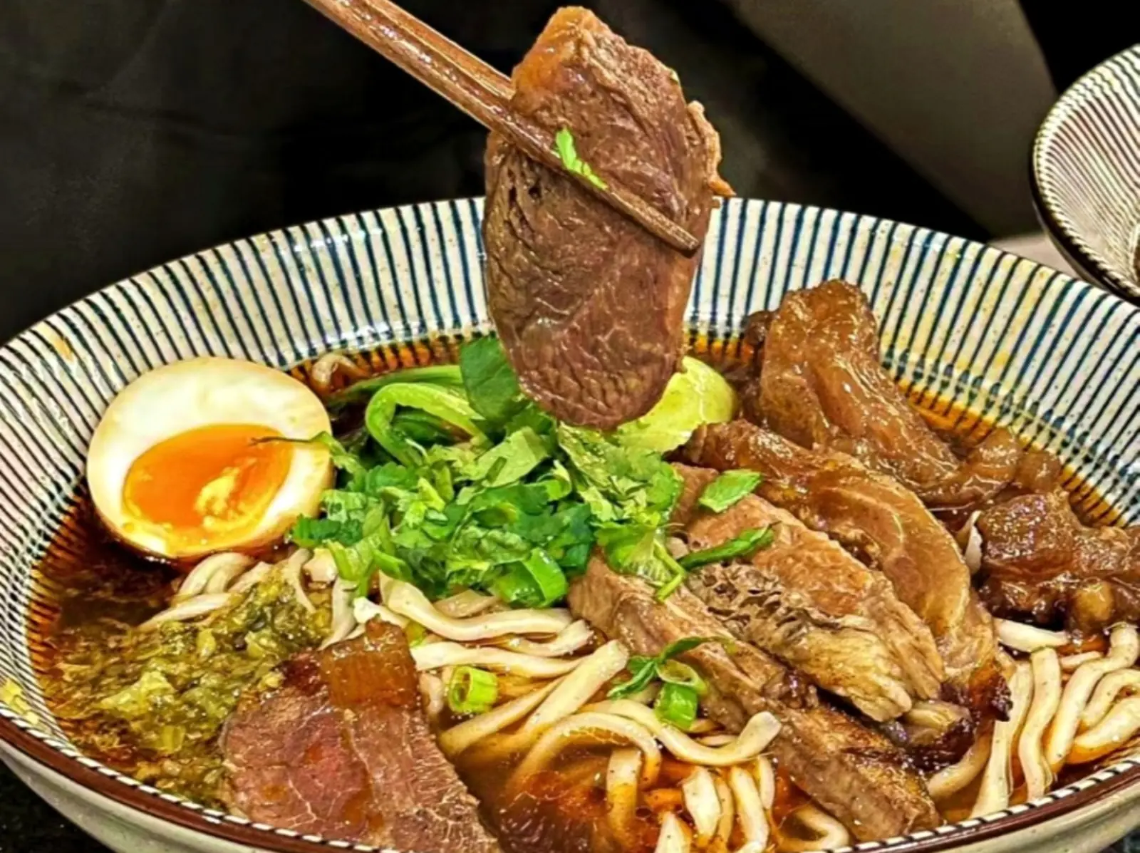 2025 大台北 10 大牛肉麵推薦：門前隱味、林東芳⋯濃郁湯頭一喝淪陷！