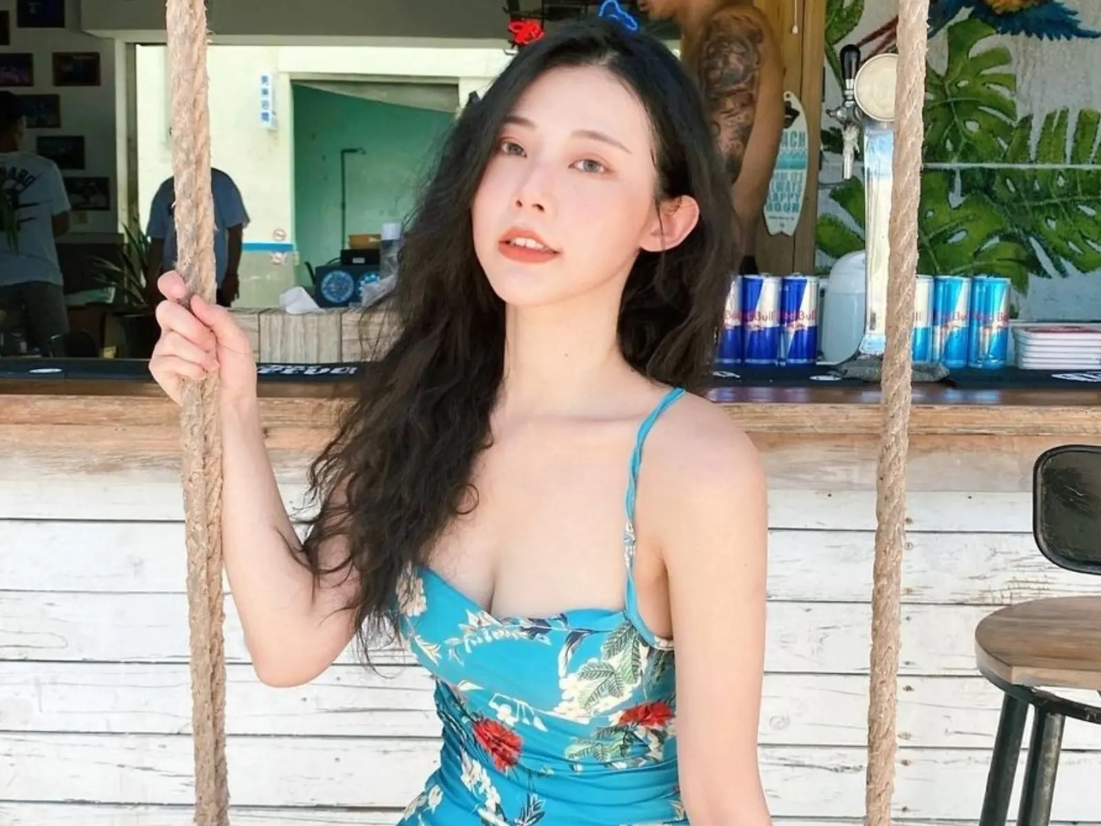 「無名女神」張香香化身性感攝影師！白襯衫內餡呼之欲出網友封：「人間極品！」【野生抓正妹】