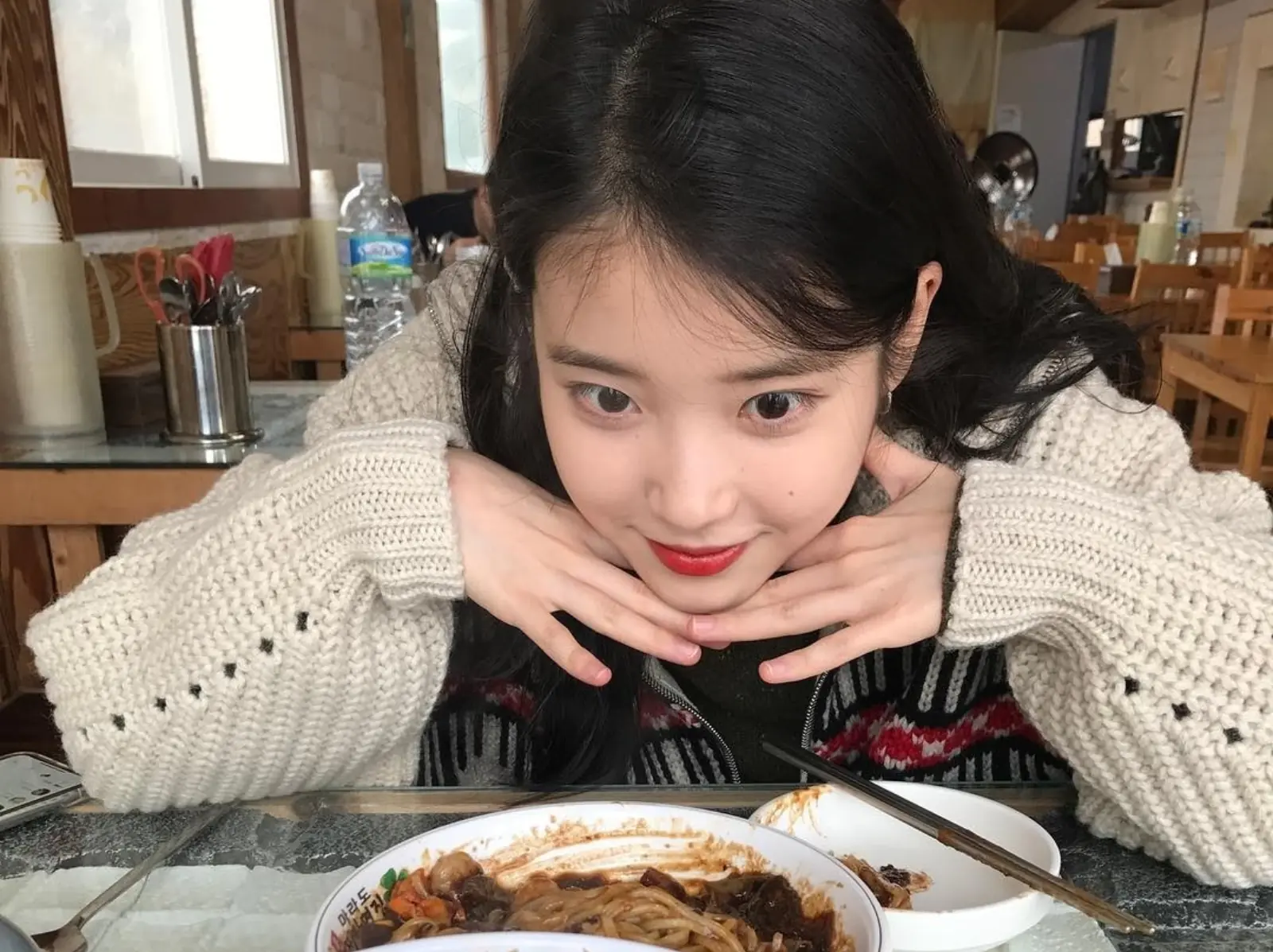 IU 李知恩自曝吃東西「一口咬 150 下」，遭牙醫警告：「已經有負面影響了！」