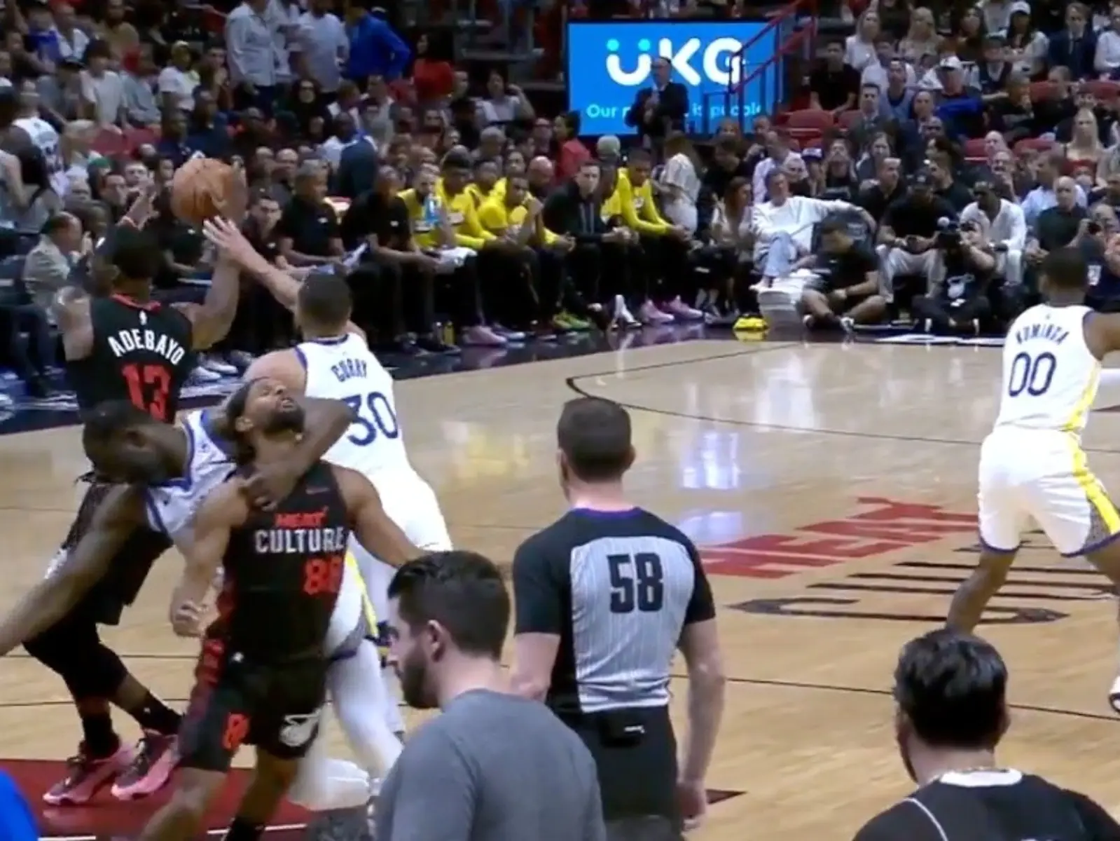 NBA／Draymond Green「鎖喉放倒」Patty Mills 危險畫面曝光！