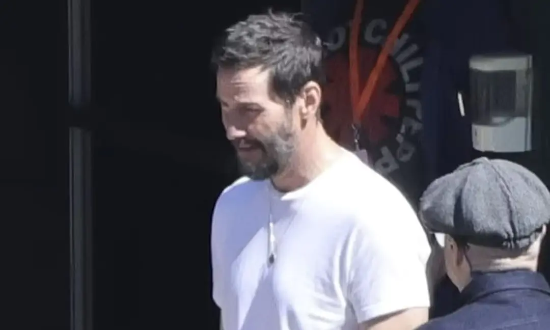 「殺神」基努李維 Keanu Reeves 經典長髮沒了！換全新造型帥瘋網友：「這確定 59 歲？」