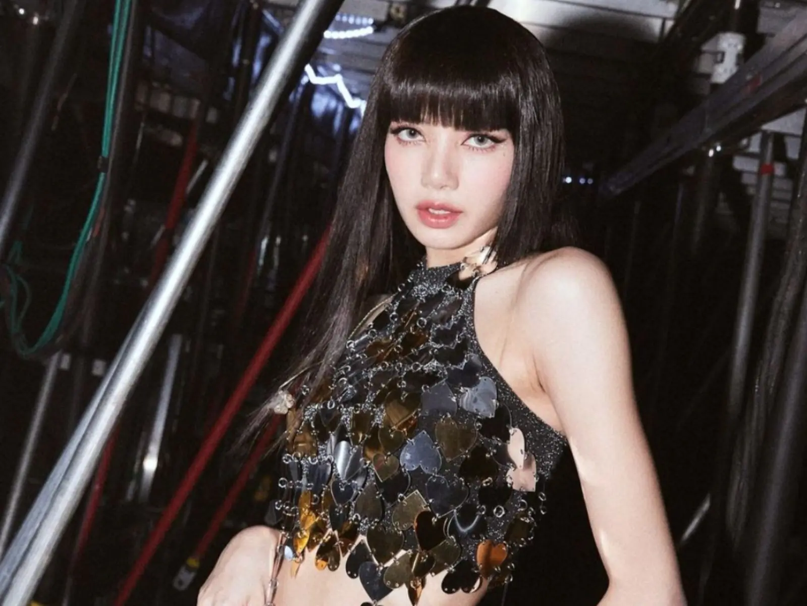 BLACKPINK Lisa 現身世界杯預選賽現場，手持「泰韓各半」加油手幅引熱議！
