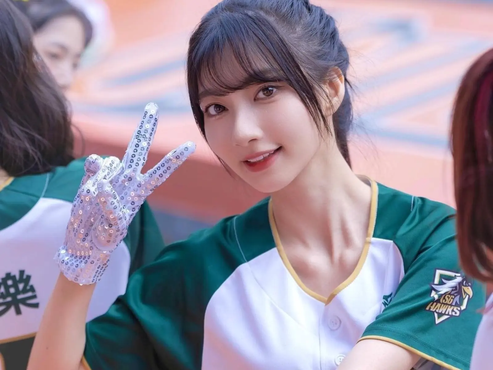 台鋼雄鷹啦啦隊「一粒」葉保弟應援曲太魔性！Rina、 Yuri、菲菲、孟潔辣跳致敬！【野生抓正妹】