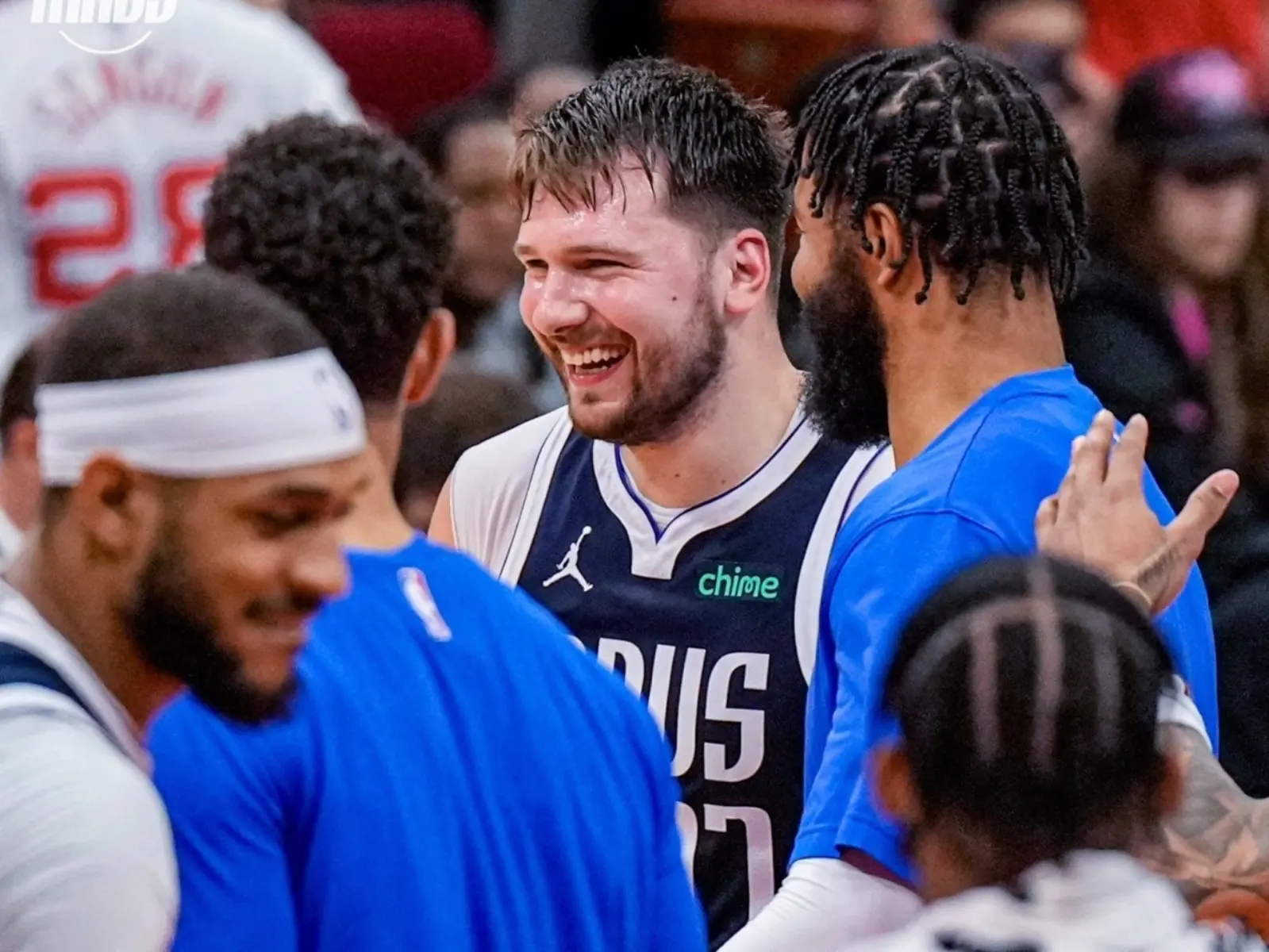 NBA／Luka Doncic 透過「球場大螢幕」完成高難度擦板投籃，神奇進球讓球迷都看傻！