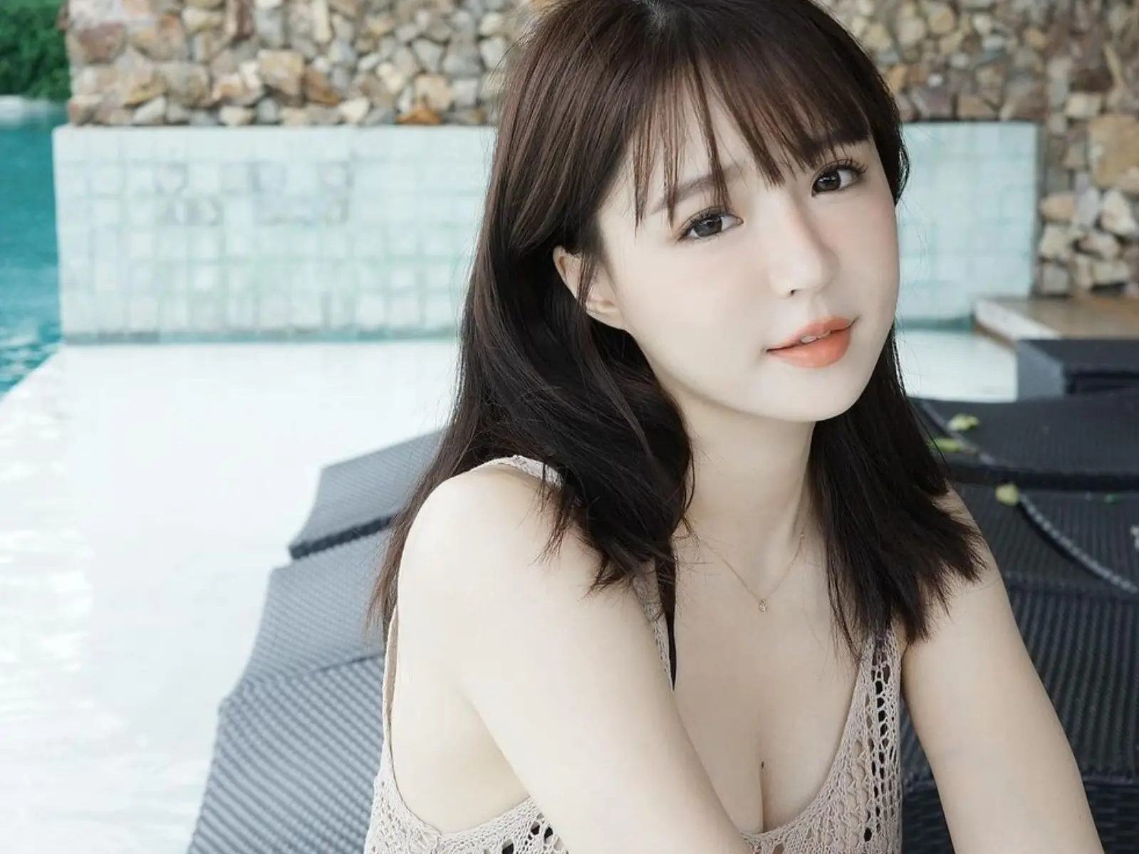 元元頻道破十萬訂閱邀「日本女學生」雪地玩輸的脫一件！該為正妹身分曝光竟是「她」！【野生抓正妹】
