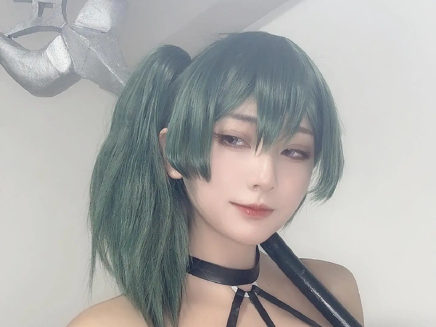 《葬送的芙莉蓮》主角神還原！日本 Coser「三色にゃんこ」超辣扮裝，引網友驚呼【野生抓正妹】